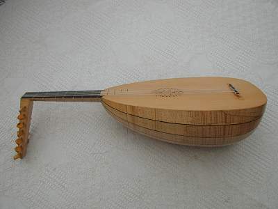 Chris Allen and Sabina Kormylo - side view of Venere Lute